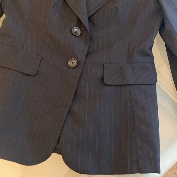 Ann Taylor Blazer Ann Taylor Pinstripe Blazer in WOOL BLend Size 2 - Picture 2 of 8